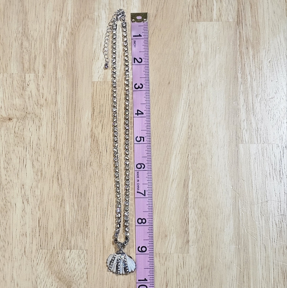 NWOT✨️Clam Shell Rhinestone Necklace - Picture 4 of 8